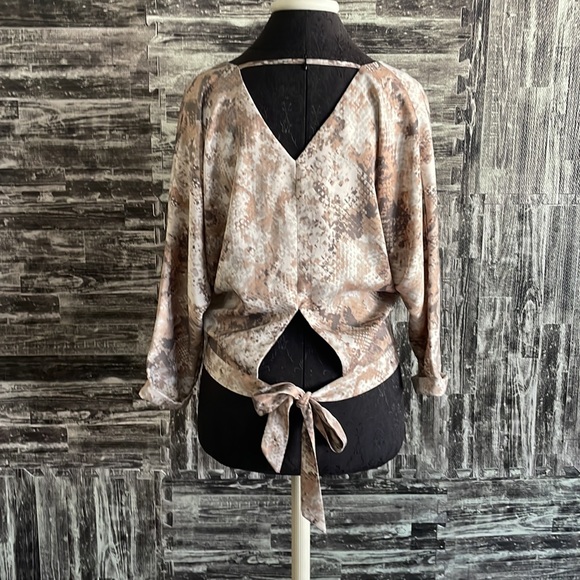 Black Swan mauve snake print dolman sleeve top with back tie XS EUC - Picture 8 of 11
